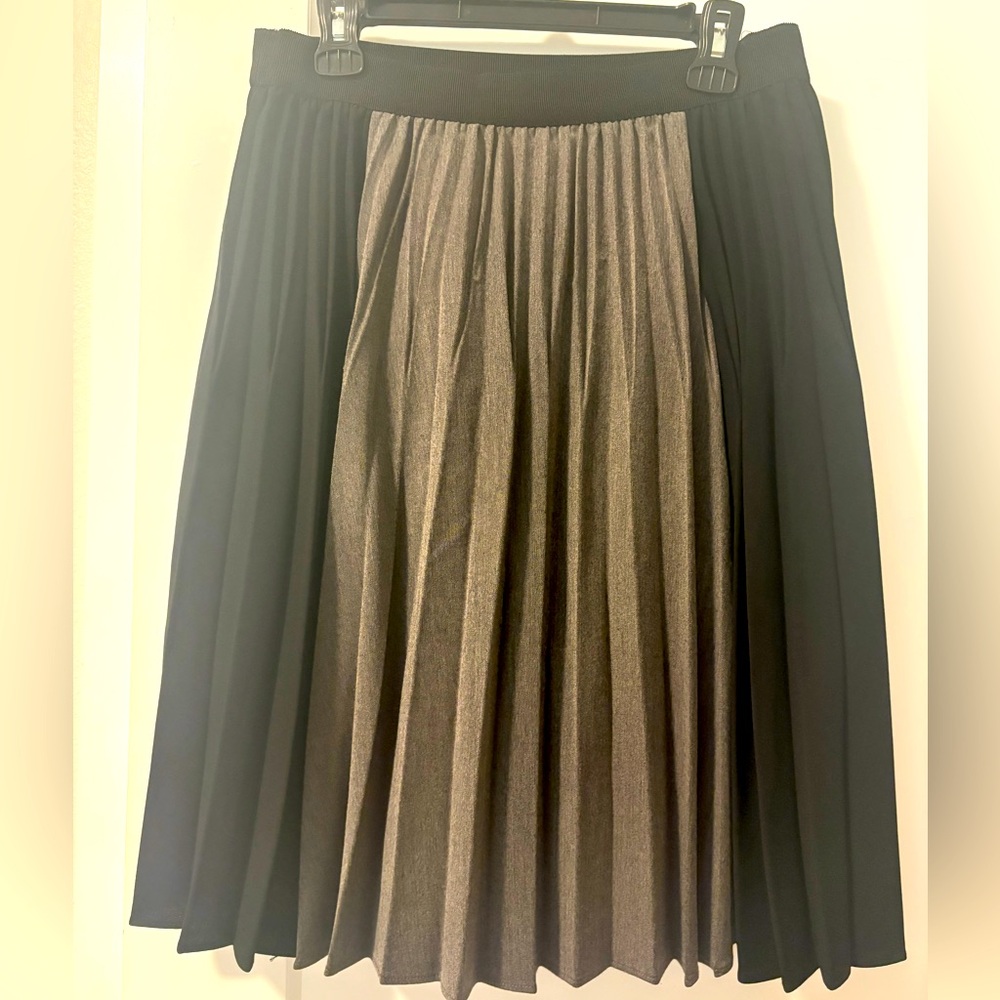 Elegant Black and Gray Pleated Skirt